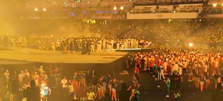 Lễ bế mạc Olympic trở nên hỗn loạn sau khi các vận động viên tràn lên sân khấu. Ảnh: X/@richardavsmith. Lễ bế mạc Olympic trở nên hỗn loạn sau khi các vận động viên tràn lên sân khấu. Ảnh: X/@richardavsmith.