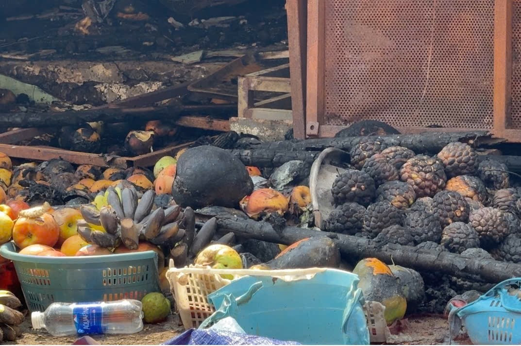 Cũng theo chị Phượng, vì buổi tối các chủ sạp hàng đều đóng cửa về nhà nghỉ ngơi nên may mắn không có thiệt hại về người. Tuy nhiên, tài sản, hàng hóa của các sạp hàng bị thiêu rụi. Nghe tin báo chợ cháy, nhiều người chạy ra chỉ biết bất lực nhìn tài sản bị "bà hỏa" mang đi. "Thương lắm, ai cũng khóc hết nước mắt. Chủ sạp nệm xỉu lên xỉu xuống vì tất cả của cải, vốn liếng nằm trong đó", chị Phượng nghẹn ngào.