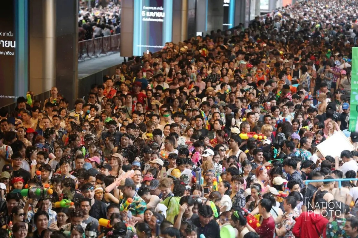 Tổng cục Du lịch Thái Lan (TAT) cho biết có hơn 300.000 khách du lịch đổ về Bangkok trong ba ngày diễn ra lễ hội té nước, trong đó 85% là người Thái và 15% là người nước ngoài.