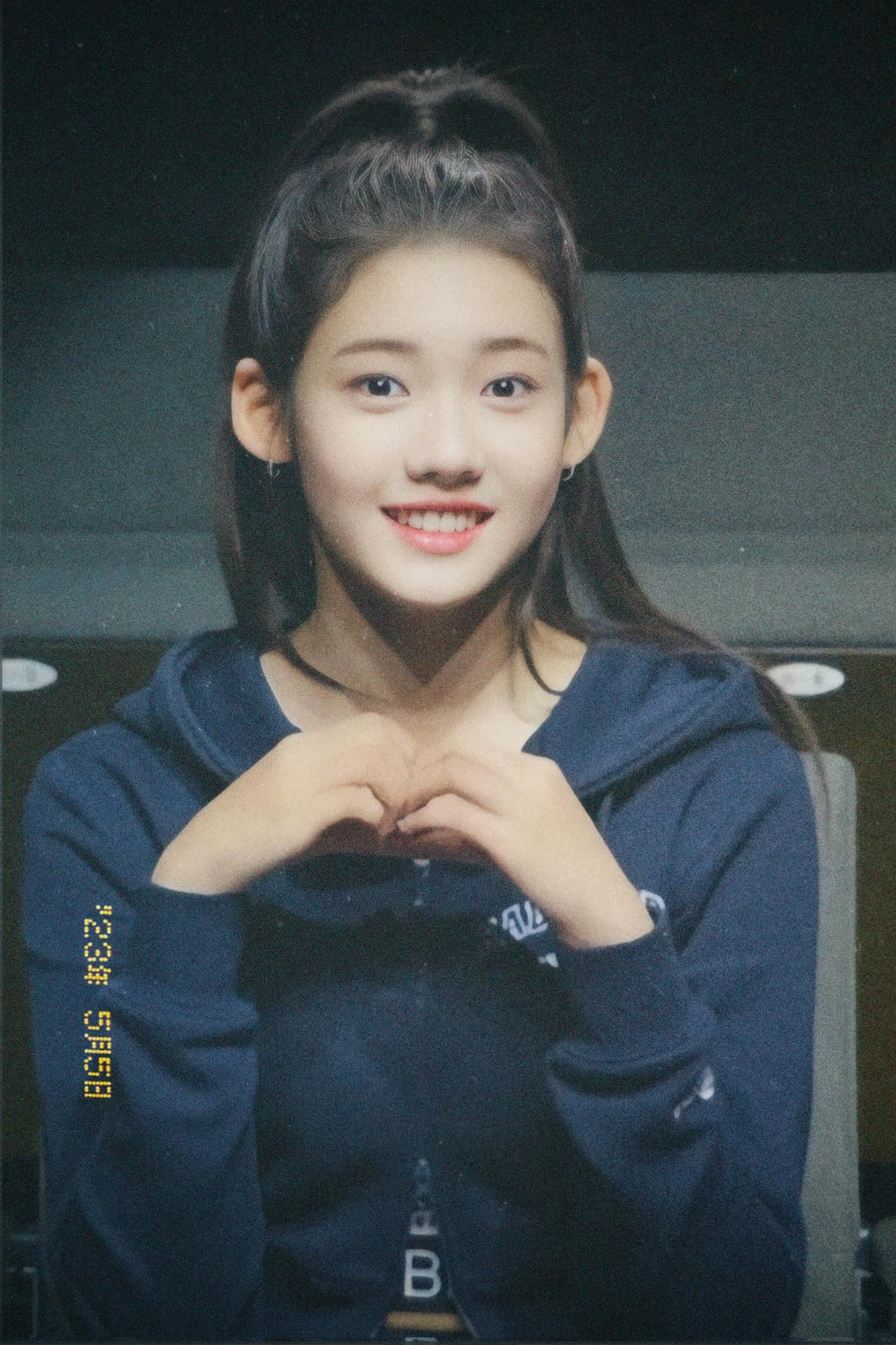 Bắt đầu thực tập tại YG Entertainment từ năm 2019, Rora có kinh nghiệm hoạt động nghệ thuật từ nhỏ. Nữ thần tượng sinh tên thật là Lee Da In, sinh năm 2008, từng tham gia nhóm nhạc thiếu nhi U.SSO GIRL cùng Hyein (NewJeans). Ngoài ra, cô còn góp mặt trong nhiều show tạp kỹ tại Hàn Quốc. Nhiều người cho rằng Rora sẽ đảm nhận vị trí hát chính khi Baby Monster ra mắt.