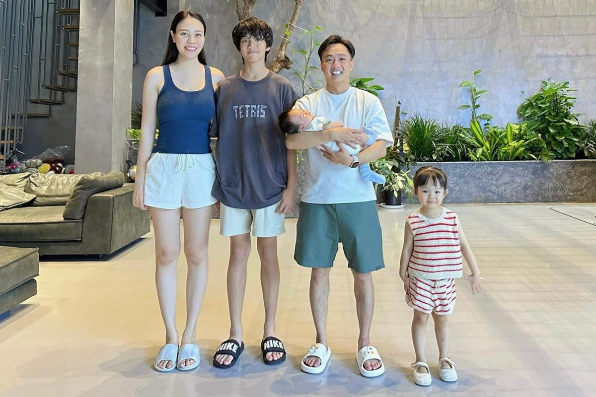 Thời gian ở cùng bố, Subeo thường cùng cả nhà đi du lịch đó đây. Cường Đô La chia sẻ nhiều hình ảnh con trai lớn yêu thương, chăm sóc hai em Suchin và Sutin. Thời gian ở cùng bố, Subeo thường cùng cả nhà đi du lịch đó đây. Cường Đô La chia sẻ nhiều hình ảnh con trai lớn yêu thương, chăm sóc hai em Suchin và Sutin.