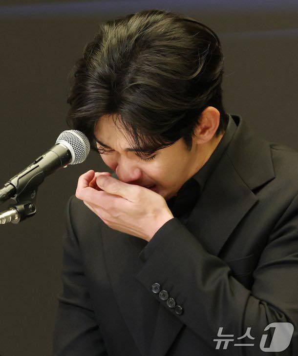 Kim Soo Hyun khóc nấc, liên tục lau nước mắt trong gần 1 tiếng họp báo. Kim Soo Hyun khóc nấc, liên tục lau nước mắt trong gần 1 tiếng họp báo.