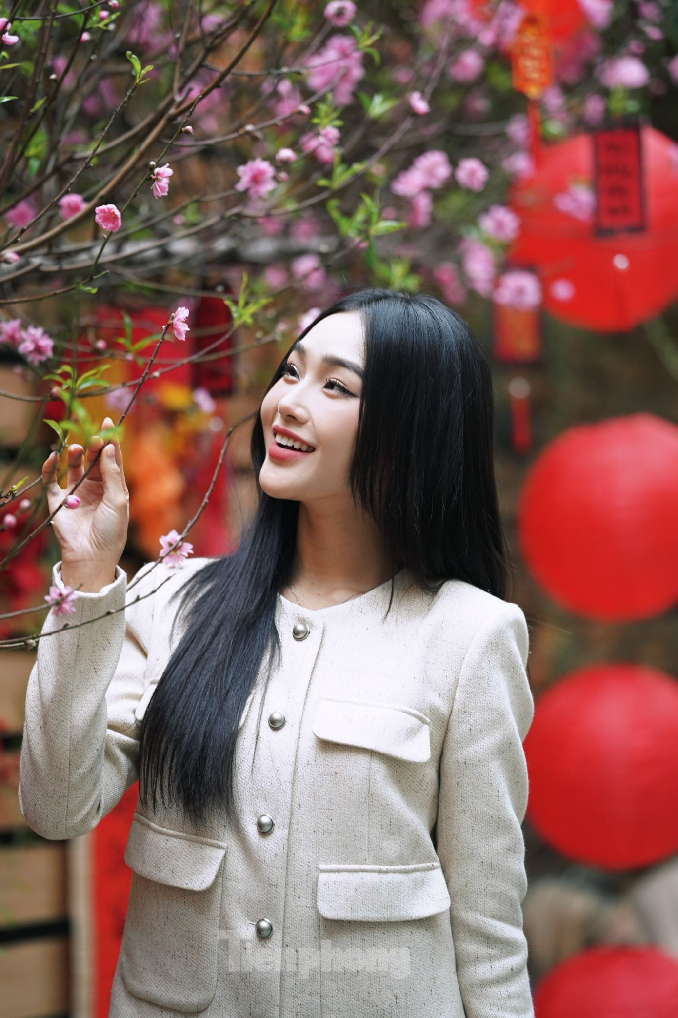 Trong năm 2023, Cù Thị Trà đã xuất hiện với vai nhỏ trong Gia đình mình vui bất thình lình. Trước đó, cô từng đóng vai phụ trong Đừng làm mẹ cáu, Hành trình công lý. Vai "tiểu tam" Anh Thu là vai dài hơi của cô sau quá trình gieo trồng, góp mặt từng vai diễn nhỏ. Ảnh: Trọng Quân. Trong năm 2023, Cù Thị Trà đã xuất hiện với vai nhỏ trong Gia đình mình vui bất thình lình. Trước đó, cô từng đóng vai phụ trong Đừng làm mẹ cáu, Hành trình công lý. Vai "tiểu tam" Anh Thu là vai dài hơi của cô sau quá trình gieo trồng, góp mặt từng vai diễn nhỏ. Ảnh: Trọng Quân.