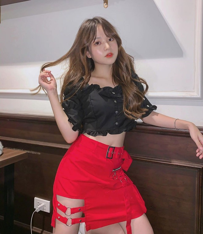 Trước nhiều lời đồn đoán, Quang Hải lên tiếng như một cách phủ nhận: "Tự nhiên bị đồn có nhiều bạn gái sướng thật. Nhưng tôi đang tập trung cho bóng đá các anh chị ơi". Trước nhiều lời đồn đoán, Quang Hải lên tiếng như một cách phủ nhận: "Tự nhiên bị đồn có nhiều bạn gái sướng thật. Nhưng tôi đang tập trung cho bóng đá các anh chị ơi".