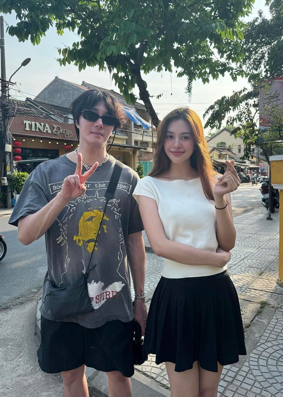 Tối 12/4, Hoa hậu Tiểu Vy bất ngờ chia sẻ clip bên cạnh Jung Il Woo. Người đẹp tình cờ bắt gặp tài tử Hàn Quốc khi dạo chơi phố cổ Hội An. Nam diễn viên thân thiện, tạo dáng chụp hình cùng Hoa hậu Việt Nam. Tối 12/4, Hoa hậu Tiểu Vy bất ngờ chia sẻ clip bên cạnh Jung Il Woo. Người đẹp tình cờ bắt gặp tài tử Hàn Quốc khi dạo chơi phố cổ Hội An. Nam diễn viên thân thiện, tạo dáng chụp hình cùng Hoa hậu Việt Nam.