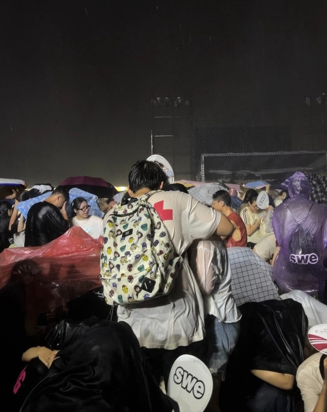 Show diễn tạm ngưng, khán giả buộc phải sơ tán vì trời mưa giông. Ảnh: @thnhthr, @e.frop, FB. Show diễn tạm ngưng, khán giả buộc phải sơ tán vì trời mưa giông. Ảnh: @thnhthr, @e.frop, FB.
