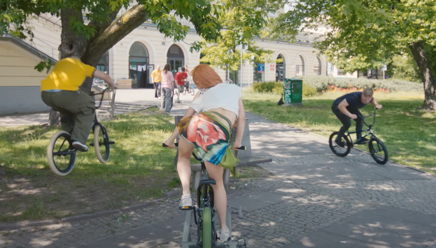 Hình ảnh gợi cảm trong MV Sticky nhận ý kiến trái chiều.