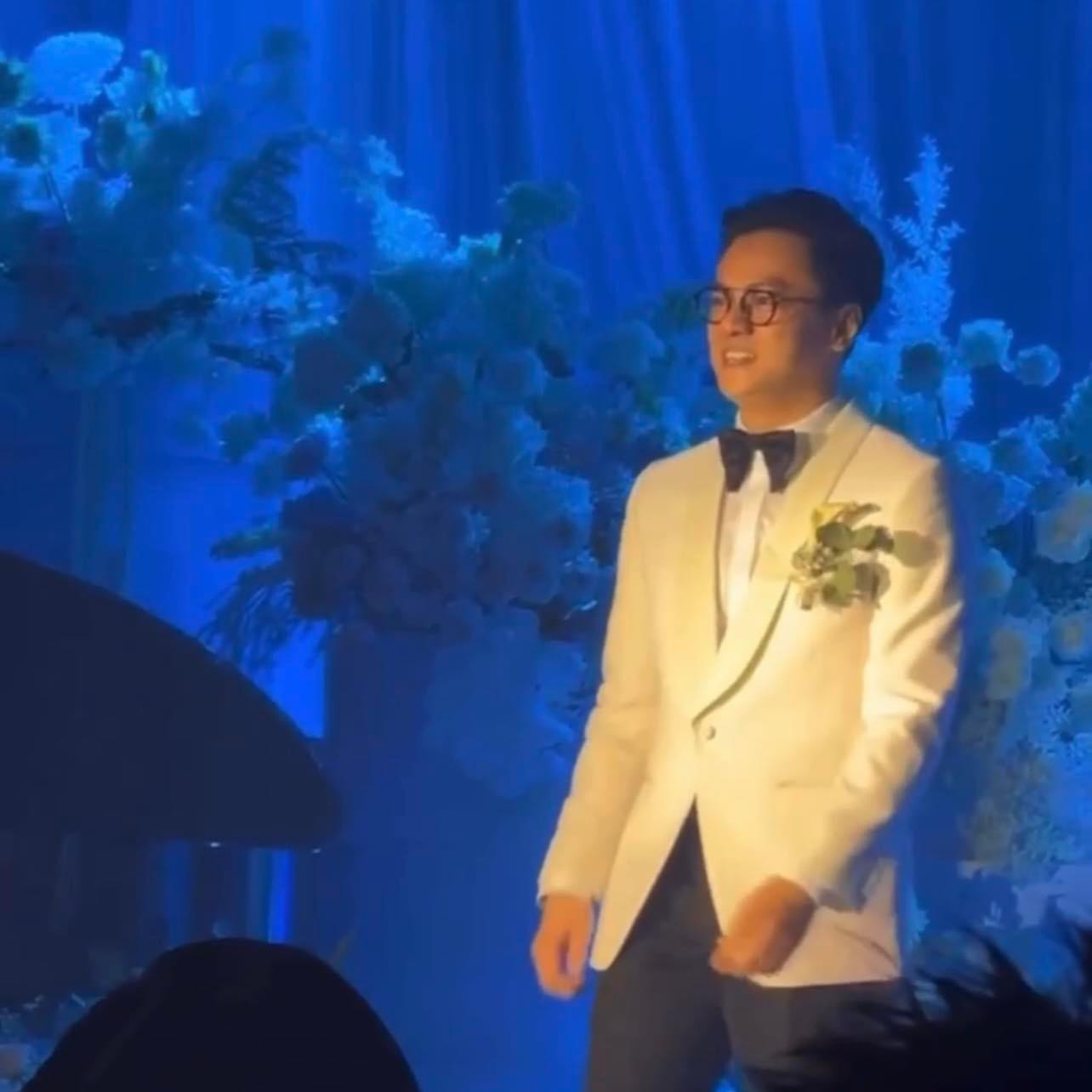 Chú rể Trần Nhật Minh đệm đàn, dắt tay cô dâu Thanh Hằng bước vào lễ đường. Chú rể Trần Nhật Minh đệm đàn, dắt tay cô dâu Thanh Hằng bước vào lễ đường.