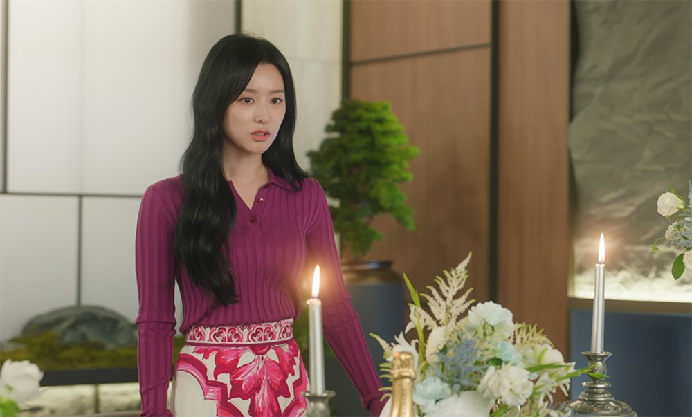 Bữa tối gia đình ở nhà, Hae In nổi bật trong bộ đồ Dolce &amp; Gabbana, áo len dệt kim có gân và váy charmeuse in họa tiết, cả hai đều của hãng thời trang xa xỉ Italy.