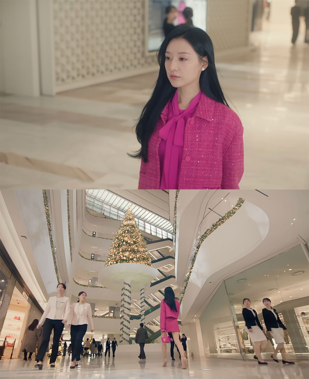 Cô thu hút sự chú ý với bộ đồ hồng Barbie bằng vải tweed chữ A kết hợp cùng chiếc túi da nhỏ, tất cả đều đến từ thương hiệu Valentino.