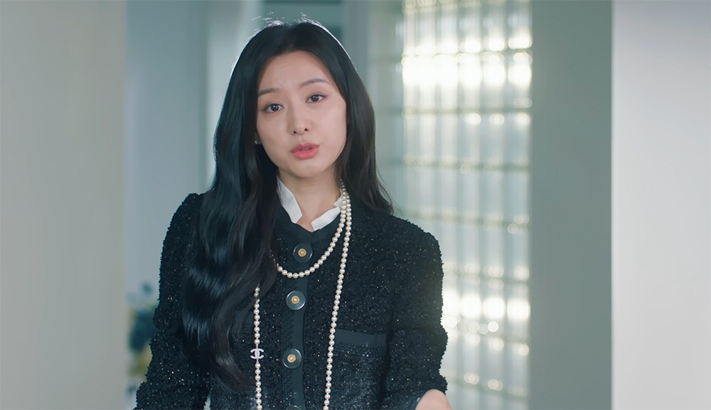 Ngay trong tập 1, cặp nhân vật chính chính trả lời phỏng vấn về cuộc sống hôn nhân của họ. Hae In xuất hiện trong bộ trang phục Chanel từ sàn diễn Pre-Fall 2017, kết hợp với vòng cổ CC ngọc trai của hãng thời trang sang trọng Pháp. Vẻ ngoài phù hợp cho tiểu thư thừa kế tập đoàn tài phiệt.