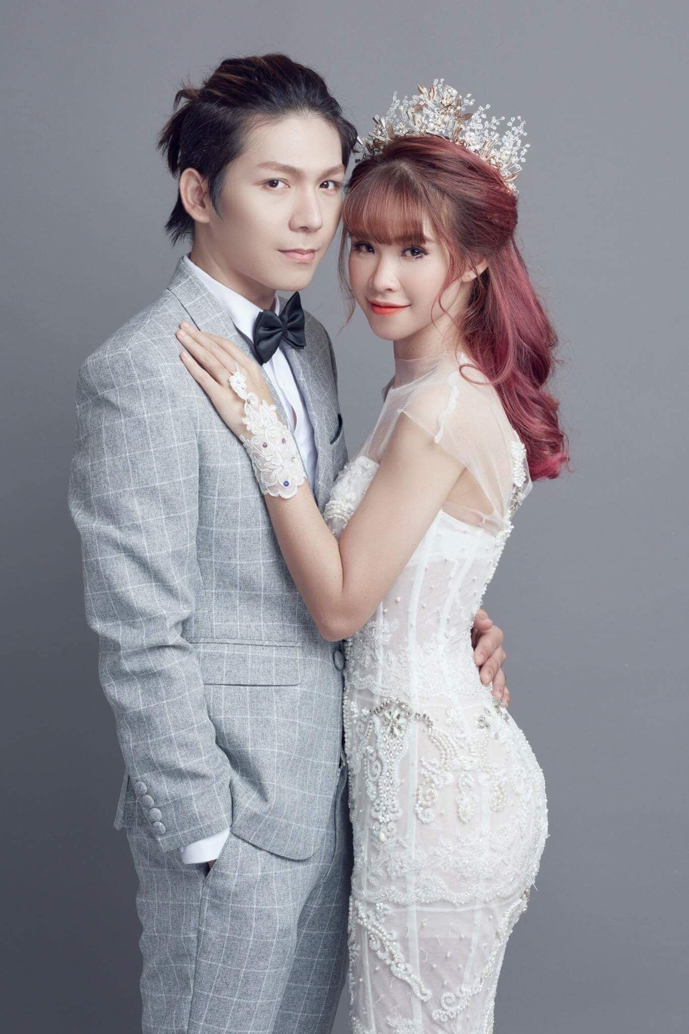 Tháng 11/2017, Khởi My và Kelvin Khánh tổ chức cưới, chỉ có người thân và khoảng 20 đồng nghiệp, bạn bè đến chung vui. Sau khi về chung một nhà, Khởi My vẫn tiếp tục hoạt động nghệ thuật, trong khi Kelvin Khánh tạm dừng hoạt động ca hát. Kelvin Khánh từng bộc bạch: &quot;Tình cảm là chuyện riêng của mỗi người, đó là lý do 2 đứa quyết định giữ lại cho riêng mình thay vì chia sẻ trên mặt báo. Chưa kể giới showbiz rất khắc nghiệt, tôi cũng không quen để mọi người bàn tán về chuyện tình cảm của mình&quot;.