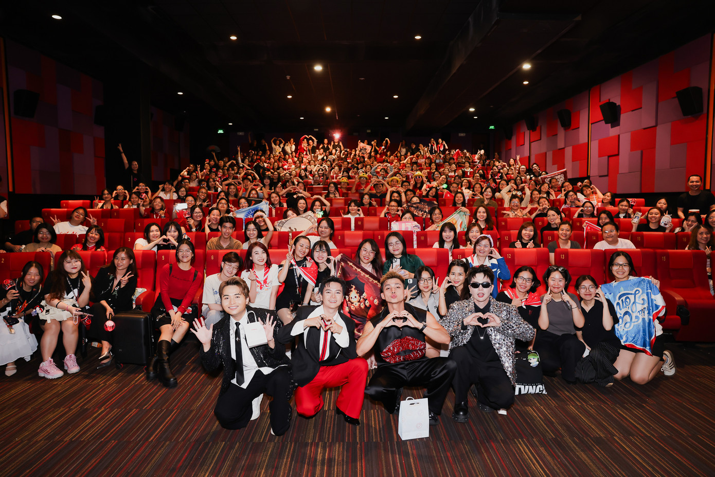 Các anh tài đến các cụm rạp giao lưu cùng người hâm mộ trong tuần đầu quảng bá.