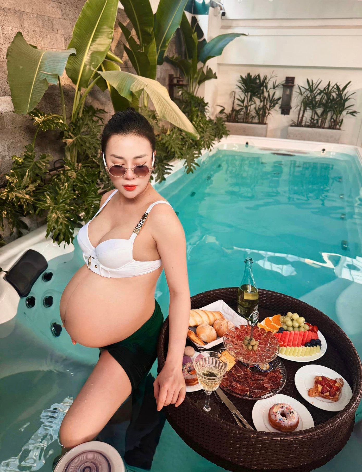 Phương Oanh mặc bikini thả dáng tại bể bơi gia đình. Cô cho biết đã tăng 20 kg nhưng có bí quyết nên không bị rạn da. Mỹ nhân Quỳnh búp bê mong chờ từng ngày đón hai em bé sinh đôi chào đời.