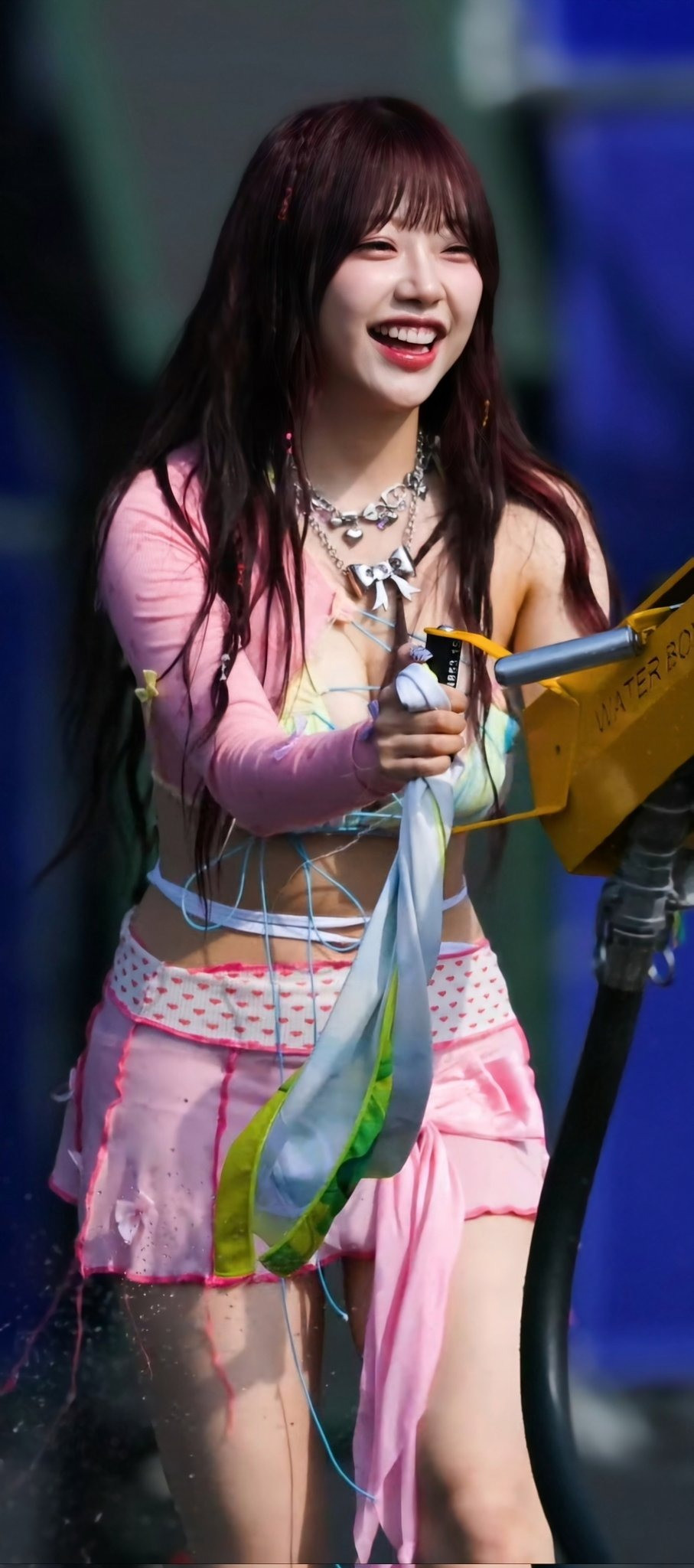 Waterbomb là sự kiện âm nhạc lớn ở Hàn Quốc, nơi các nghệ sĩ mặc đồ gợi cảm, diễn và chơi cùng nước. Có nhiều tranh cãi về trang phục trong nhạc hội, nhưng nhìn chung, các thần tượng diện đồ hở bạo thường được quan tâm hơn cả.