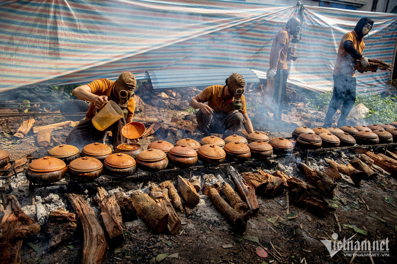 Không giống nhiều làng nghề truyền thống khác dùng điện và gas làm chất đốt, người dân Vũ Đại vẫn dùng phương pháp truyền thống là đun củi nhãn. Khói từ hàng dài bếp củi khiến người làm phải dùng mặt nạ phòng độc, kính bơi, kính chống giọt bắn... để bảo hộ.