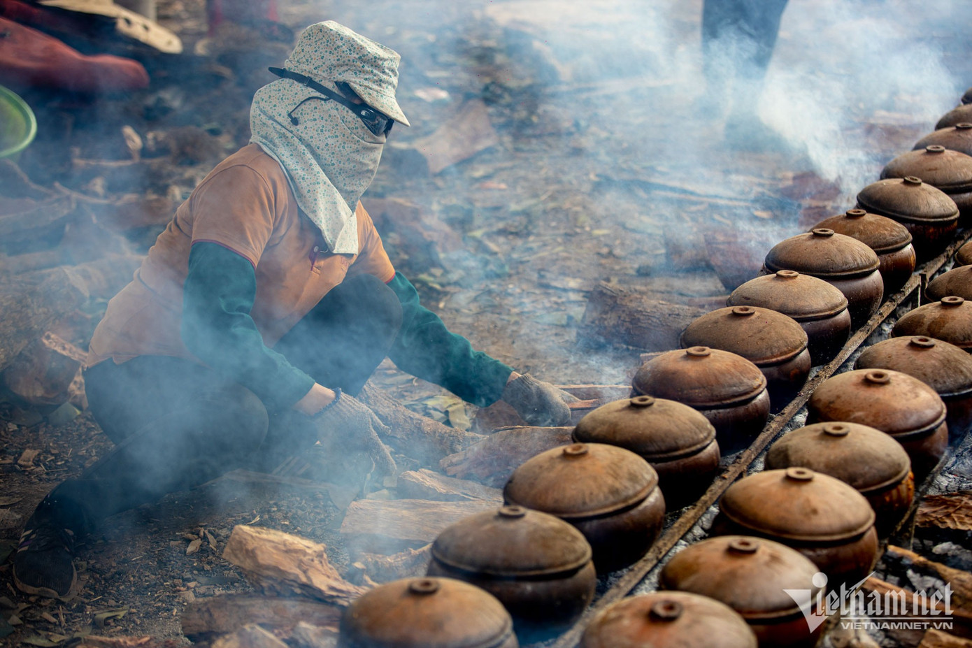 Mỗi mẻ cá kho được nấu trong vòng 12 tiếng. Người đun nấu liên tục kiểm tra để không cho lửa quá to, vừa đổ thêm nước và theo dõi, nếu niêu nào bị nứt họ phải nhanh chóng xử lý.