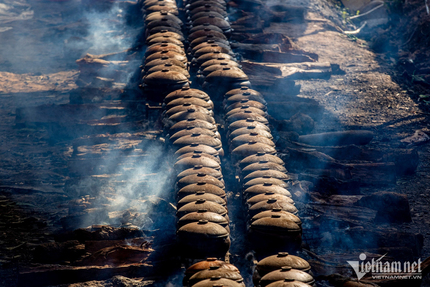 Những dãy bếp liên tục đỏ lửa xuyên đêm đến sáng. Sau khi thành phẩm được mang đi bảo quản sẽ có mẻ mới được đưa vào nấu.
