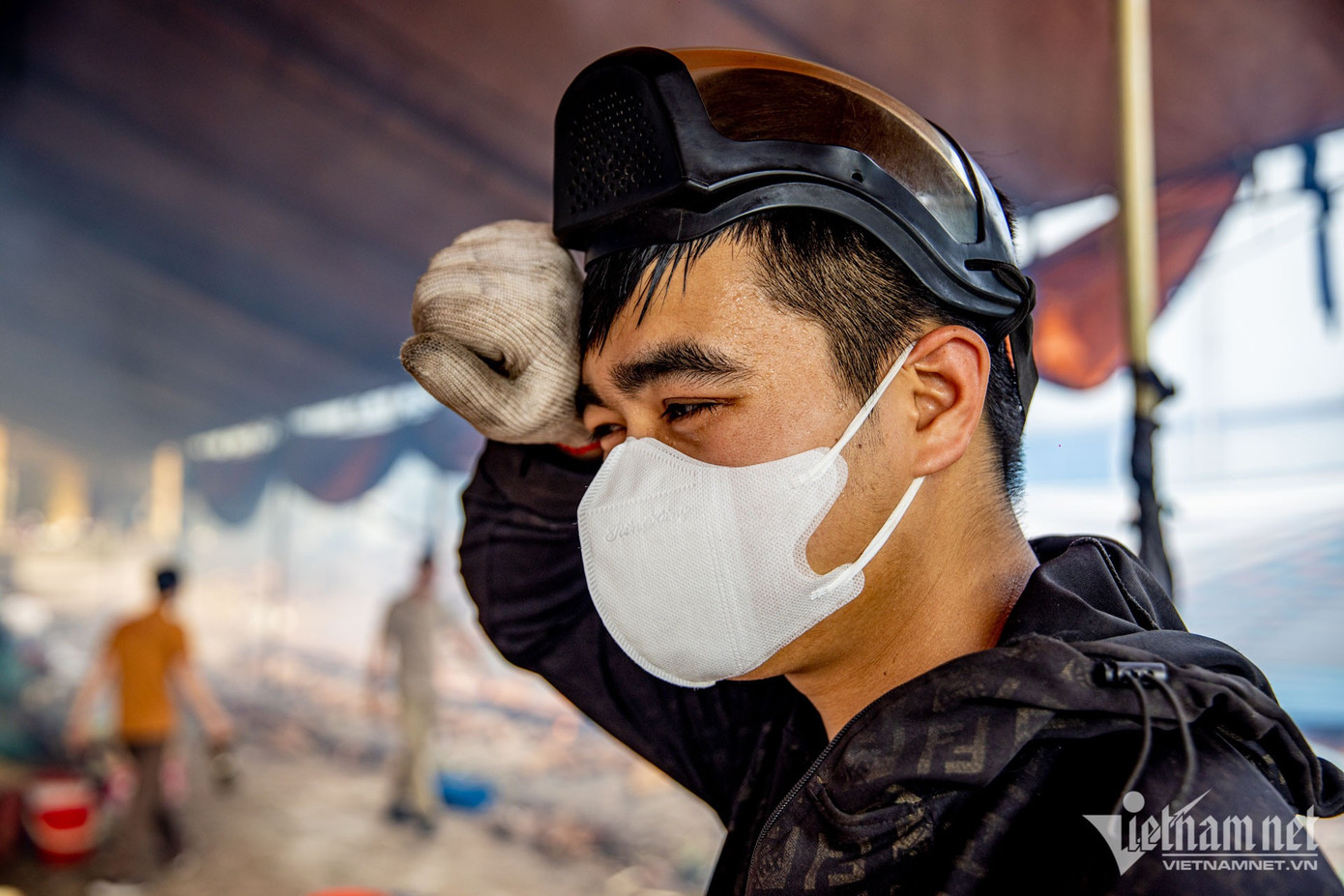Được nghỉ Tết sớm trước nửa tháng vì công ty ít việc, bạn Trần Ngọc Anh (23 tuổi) đã xin đi làm công việc kho cá để kiếm thêm thu nhập cho gia đình. Ngọc Anh tâm sự: "Tôi năm nay thu nhập kém vì doanh thu công ty giảm. Bản thân là thợ hàn, tiếp xúc với khói bụi nhiều nhưng khói ở cơ sở kho cá rất dày và liên tục khiến tôi gặp nhiều khó khăn. Có lúc khói quá, tôi chỉ vào được một lát rồi phải chạy ra ngay để thở".