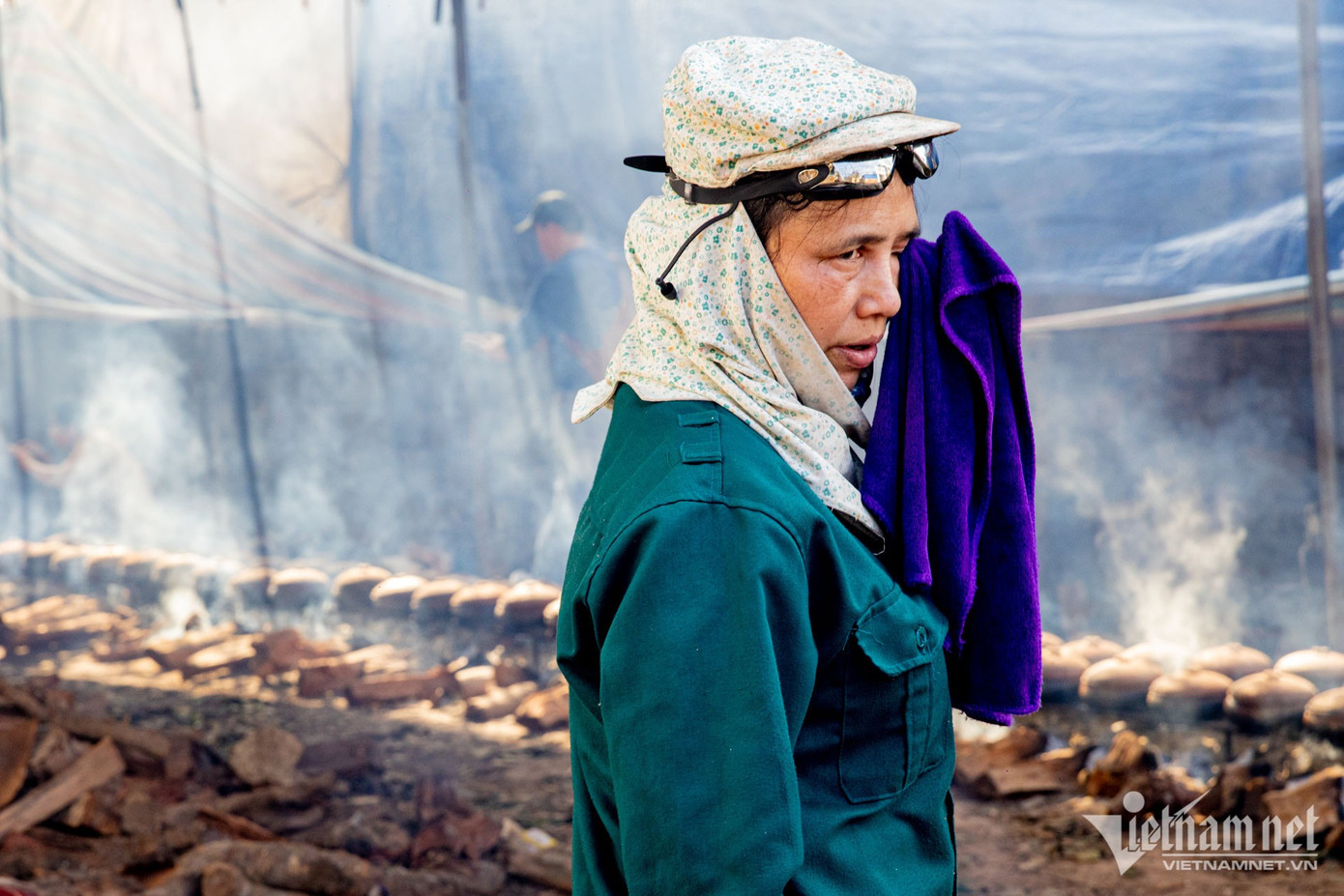 Bà Nguyễn Thị Loan đã 4 năm làm nghề kho cá. Những ngày này người phụ nữ 55 tuổi chỉ ăn vội bữa cơm trưa rồi lại tất bật với hàng trăm niêu cá. Bà kể, mấy ngày nay không có người làm. Có người xin vào làm công nhưng chỉ được nửa ngày đã bỏ cuộc và nghỉ vì khói quá không chịu được. "Còn tôi thì cũng dần quen rồi, cứ đeo kính bơi, bịt kín mặt rồi vào làm. Tuy vậy đêm về phải chườm khăn lạnh lên mắt để có thể dễ ngủ, bớt nhức mắt. Nghề này luôn tay luôn chân, khói, bụi nhưng tiền công cũng được 1 triệu mỗi ngày. Do đó tôi cũng phải cố vì cao hơn so với đi chợ buôn cá. Cuối năm cũng chỉ có dịp này, phải tranh thủ kiếm tiền mang về cho gia đình", bà Loan tâm sự.