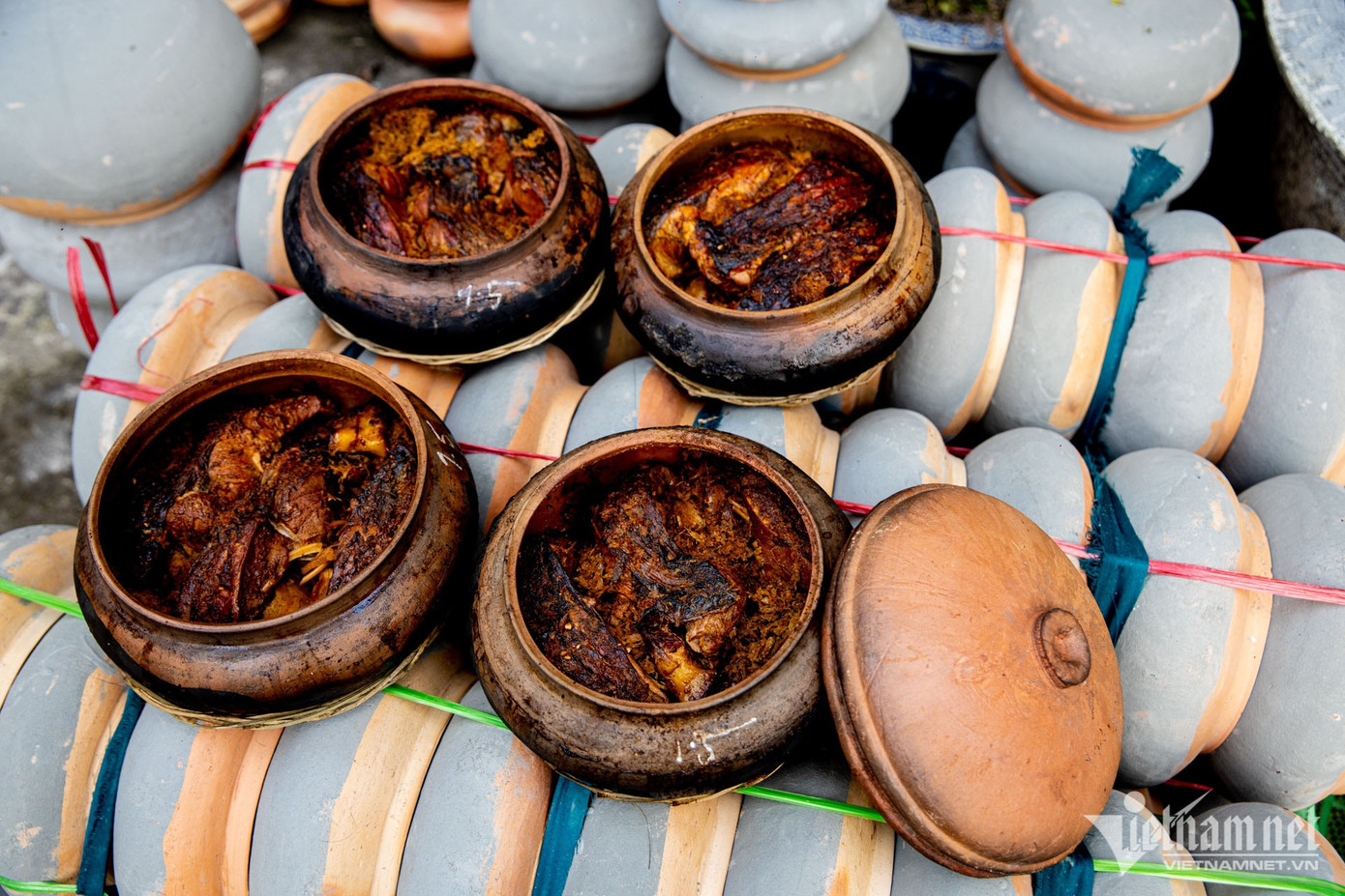 Món cá kho sau khi hoàn thiện có màu sắc vô cùng bắt mắt, để nguội ăn cũng không hề có vị tanh. Đặc biệt cá kho không có chất bảo quản, nên sau khi mua về người ta phải dùng luôn hoặc bảo quản trong tủ lạnh. Mặt hàng đặc biệt này sau khi để nguội sẽ được giao đi các tỉnh một cách nhanh chóng bằng đường hàng không.