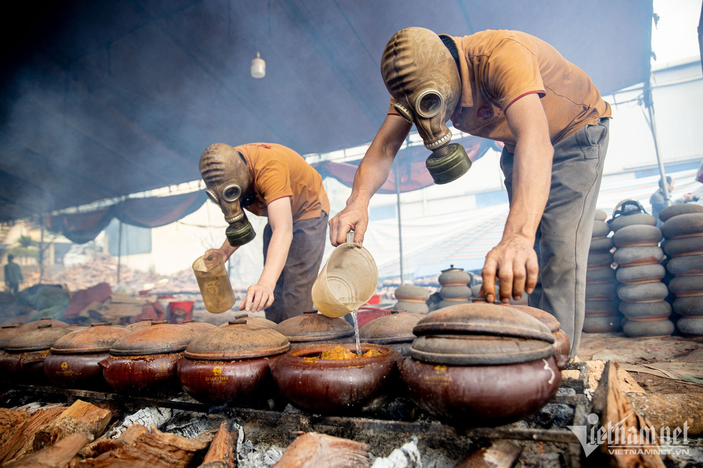 Thời điểm này tại cơ sở của anh Nguyễn Bá Toàn liên tục nhận số lượng lớn đơn hàng. Từ sau 23 tháng Chạp xưởng liên tục kho tới 400 nồi mỗi ngày. Từ nhiều tháng trước anh Toàn đã mua tới 60 tấn củi dự trữ và nhập về gần 1 tấn cá trắm làm nguyên liệu.