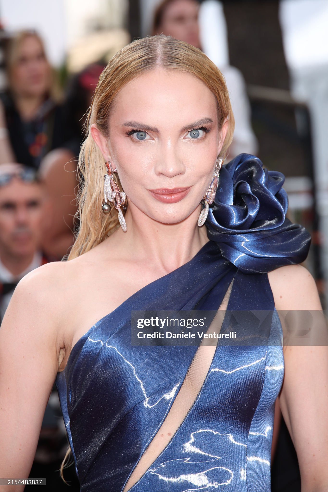 Sau bộ trang phục “mặc như không mặc” gây sốc được đính kết từ kim loại trước đó, người mẫu Kate Alexeeva đã lựa chọn bộ đầm nền nã, lịch sự hơn.