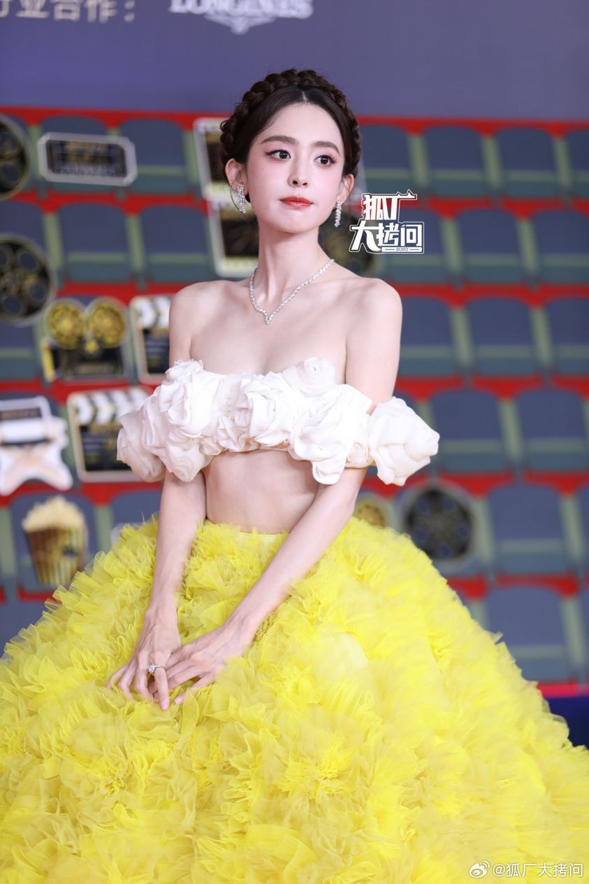 Trong bộ đầm bồng xòe, khoe xương quai xanh và eo thon, Cổ Lực Na Trát nổi bật trên thảm đỏ Đêm hội điện ảnh Weibo. Bên cạnh lời khen tạo hình, khán giả cho rằng cô quá gầy, không khác nào &quot;bộ xương di động&quot;. Thân hình mình hạc xương mai cũng khiến bị lộ nếp nhăn kém sắc.