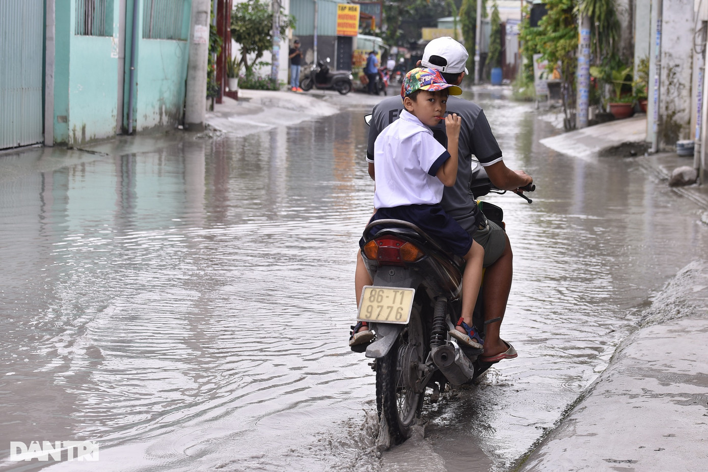Nước ứ đọng nhiều tháng trời, kèm bùn đất khiến việc đi lại của các em học sinh gặp nhiều khó khăn, nhiều em bị té ngã hoặc bị bùn bắn vào quần áo khi đi qua con đường này.