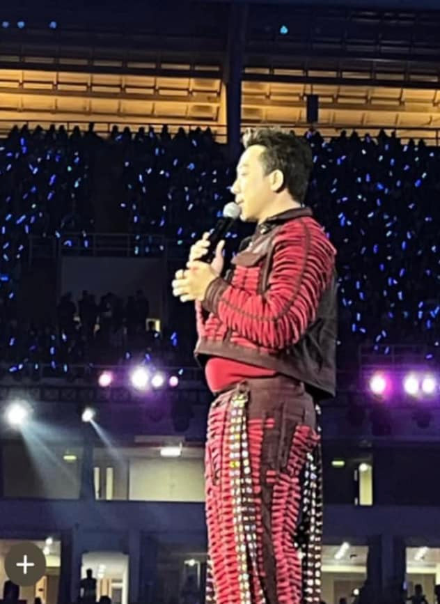 MC Trấn Thành tiếp tục giữ vai trò MC. Anh thay bộ cánh đỏ nhưng nói xấu hổ khi bị lộ bụng. "Tôi chết lặng! Kêu mấy fan đừng chụp nọng, mấy bà chụp bụng, lịm luôn. Do góc chụp thôi mọi người. Tôi hận stylist giao bộ đồ này với ai chụp hình này”. Tấm ảnh của Trấn Thành đăng tải hút hơn 200.000 lượt thích trên trang cá nhân. MC Trấn Thành tiếp tục giữ vai trò MC. Anh thay bộ cánh đỏ nhưng nói xấu hổ khi bị lộ bụng. "Tôi chết lặng! Kêu mấy fan đừng chụp nọng, mấy bà chụp bụng, lịm luôn. Do góc chụp thôi mọi người. Tôi hận stylist giao bộ đồ này với ai chụp hình này”. Tấm ảnh của Trấn Thành đăng tải hút hơn 200.000 lượt thích trên trang cá nhân.