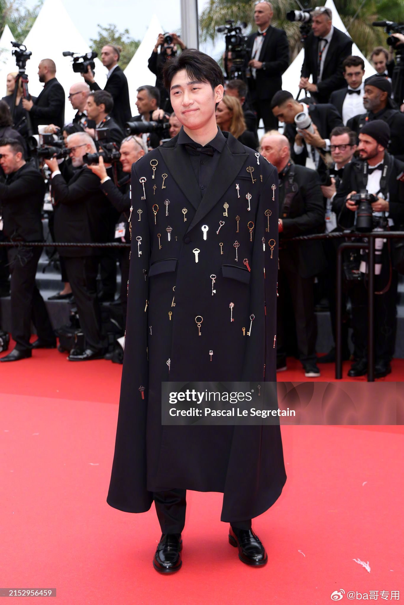 Nhóm người bị chê làm lố trên thảm đỏ Cannes lần thứ 77, tất cả đều bị nhiếp ảnh gia ngó lơ. Ảnh: Getty.