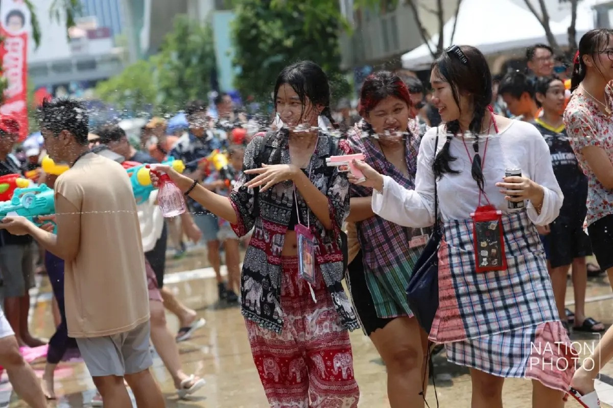 Tổng cục Du lịch Thái Lan (TAT) cho biết có hơn 300.000 khách du lịch đổ về Bangkok trong ba ngày diễn ra lễ hội té nước, trong đó 85% là người Thái và 15% là người nước ngoài.