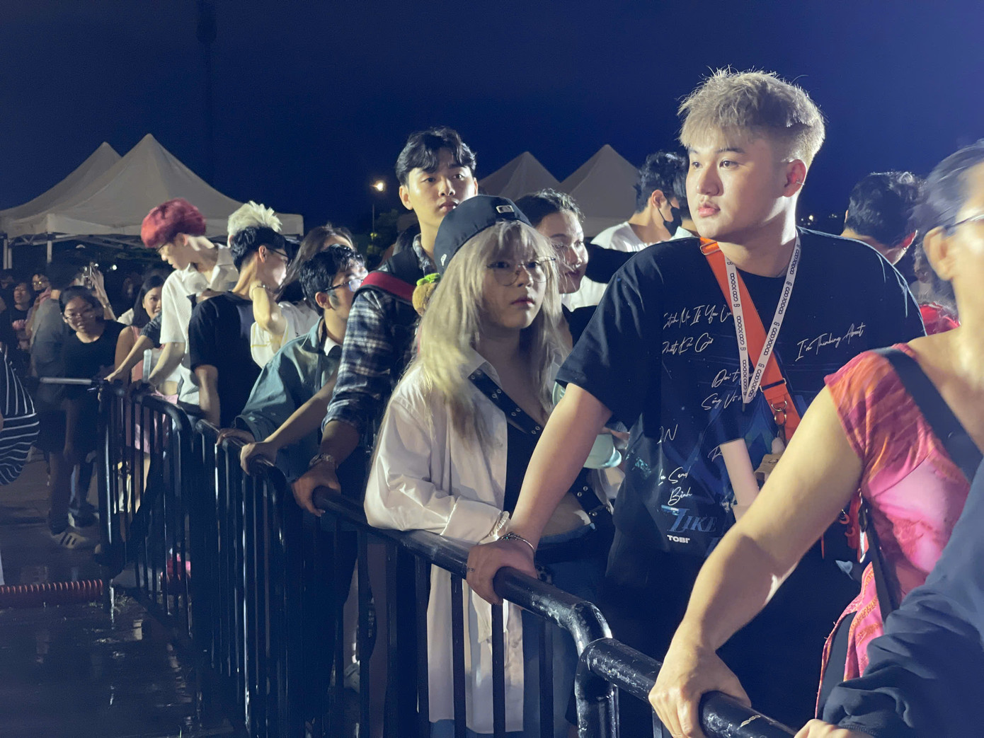 Nhiều khán giả không tiếp nhận đầy đủ thông tin về tư trang, vật dụng cá nhân mang theo nên nhiều khách rơi vào thế khó khi quầy gửi đồ không nhận đồ giá trị và cũng không thể niêm phong mang vào trong. Ảnh: Phạm Nguyễn. Nhiều khán giả không tiếp nhận đầy đủ thông tin về tư trang, vật dụng cá nhân mang theo nên nhiều khách rơi vào thế khó khi quầy gửi đồ không nhận đồ giá trị và cũng không thể niêm phong mang vào trong. Ảnh: Phạm Nguyễn.