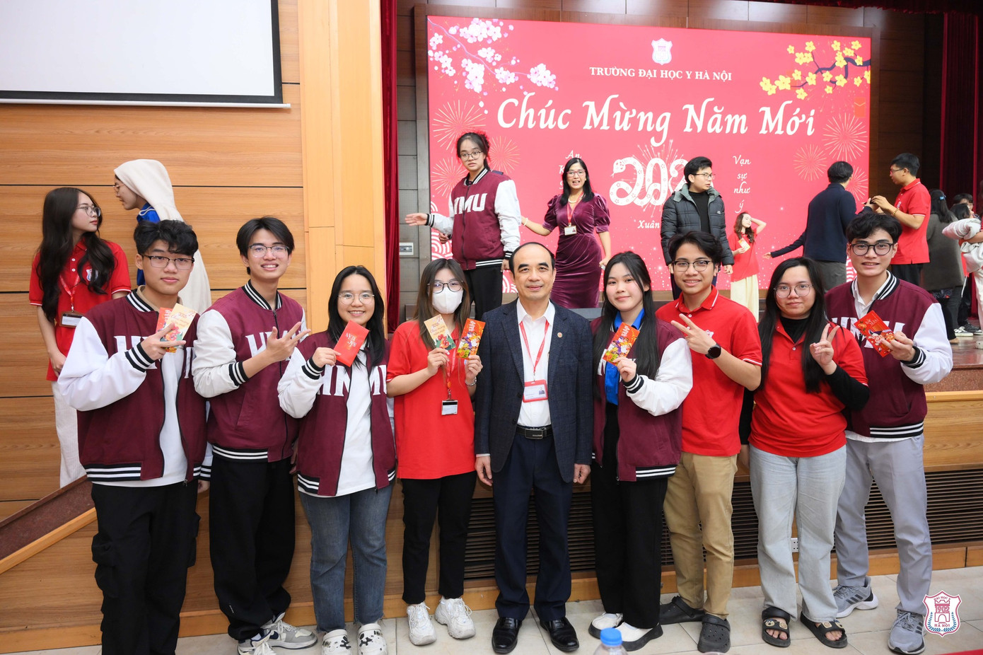 Sinh viên Đại học Y Hà Nội mặc đồng phục áo polo và bomber. Sinh viên Đại học Y Hà Nội mặc đồng phục áo polo và bomber.