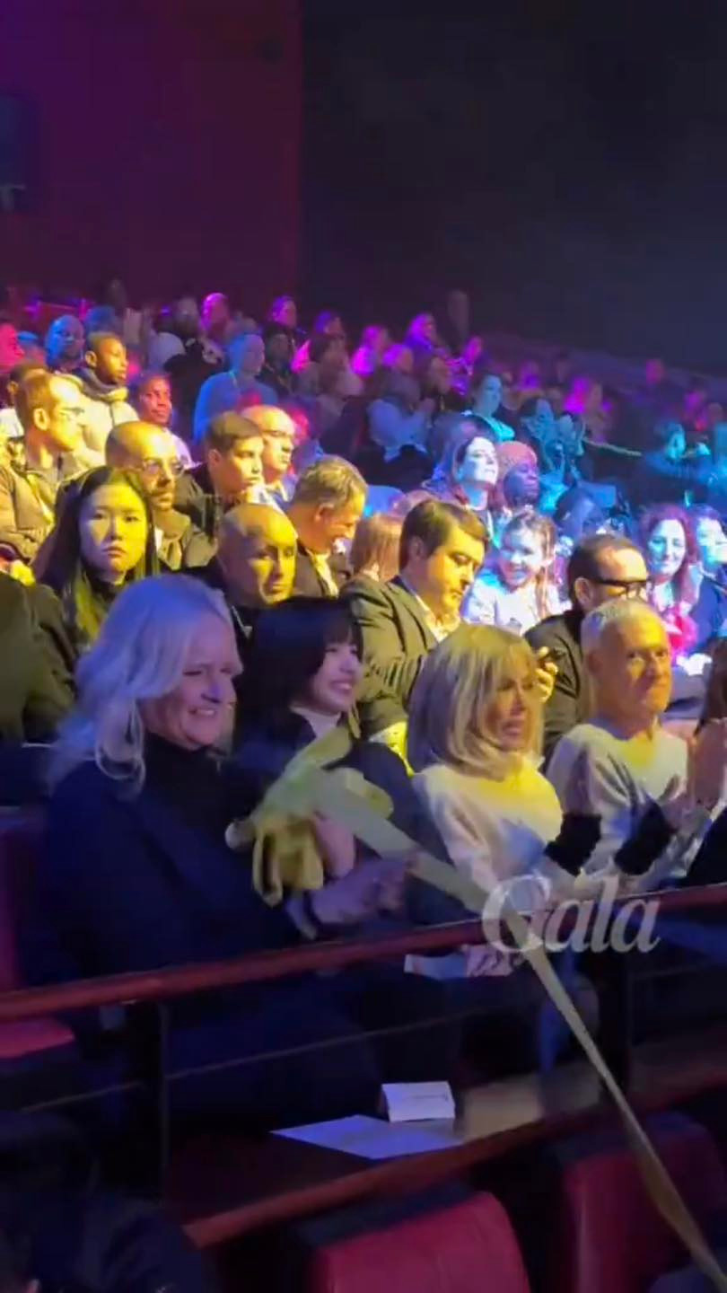 Lisa (BlackPink) được bắt gặp tại sự kiện từ thiện kết hợp giữa Disneyland Paris và Operation Pieces Jaunes cùng Đệ nhất phu nhân Pháp Brigitte Macron. Ảnh: Twitter.