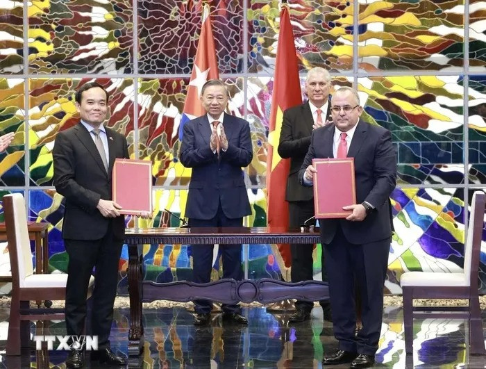 Tổng Bí thư, Chủ tịch nước Tô Lâm và Bí thư thứ nhất Đảng Cộng sản Cuba, Chủ tịch Cuba Miguel Diaz-Canel Bermudez chứng kiến Lễ ký kết văn kiện hợp tác giữa Ban Kinh tế Trung ương Đảng Cộng sản Việt Nam với Ban Kinh tế và Sản xuất Trung ương Đảng Cộng sản Cuba. (Ảnh: Lâm Khánh/TTXVN) Tổng Bí thư, Chủ tịch nước Tô Lâm và Bí thư thứ nhất Đảng Cộng sản Cuba, Chủ tịch Cuba Miguel Diaz-Canel Bermudez chứng kiến Lễ ký kết văn kiện hợp tác giữa Ban Kinh tế Trung ương Đảng Cộng sản Việt Nam với Ban Kinh tế và Sản xuất Trung ương Đảng Cộng sản Cuba. (Ảnh: Lâm Khánh/TTXVN)