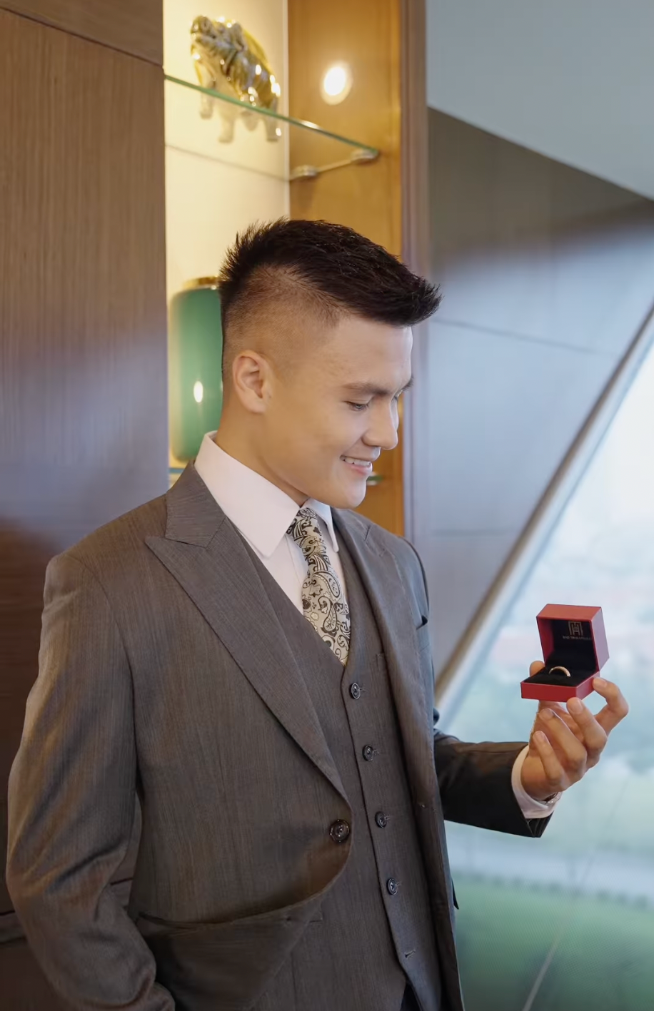 Quang Hải bảnh bao xuất hiện bên dàn phù rể và tạo hình của Chu Thanh Huyền trong tiệc thân mật chiều 6/4. Ảnh: Chu Thanh Huyền.