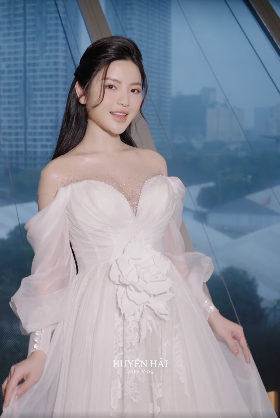 Quang Hải bảnh bao xuất hiện bên dàn phù rể và tạo hình của Chu Thanh Huyền trong tiệc thân mật chiều 6/4. Ảnh: Chu Thanh Huyền.