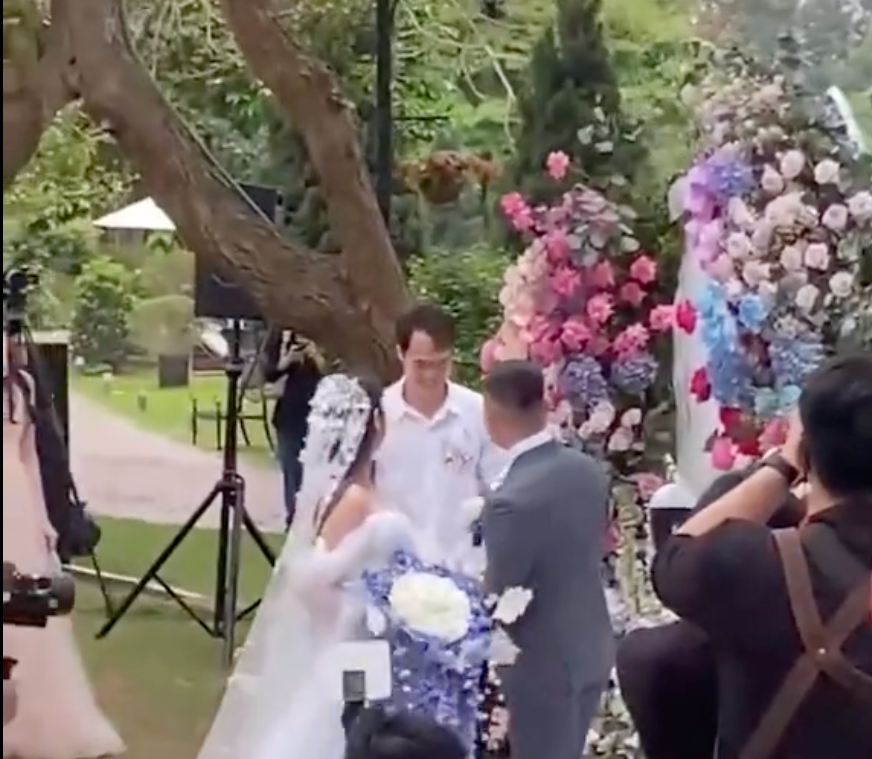 Quang Hải - Chu Thanh Huyền thông báo có con trai đầu lòng.