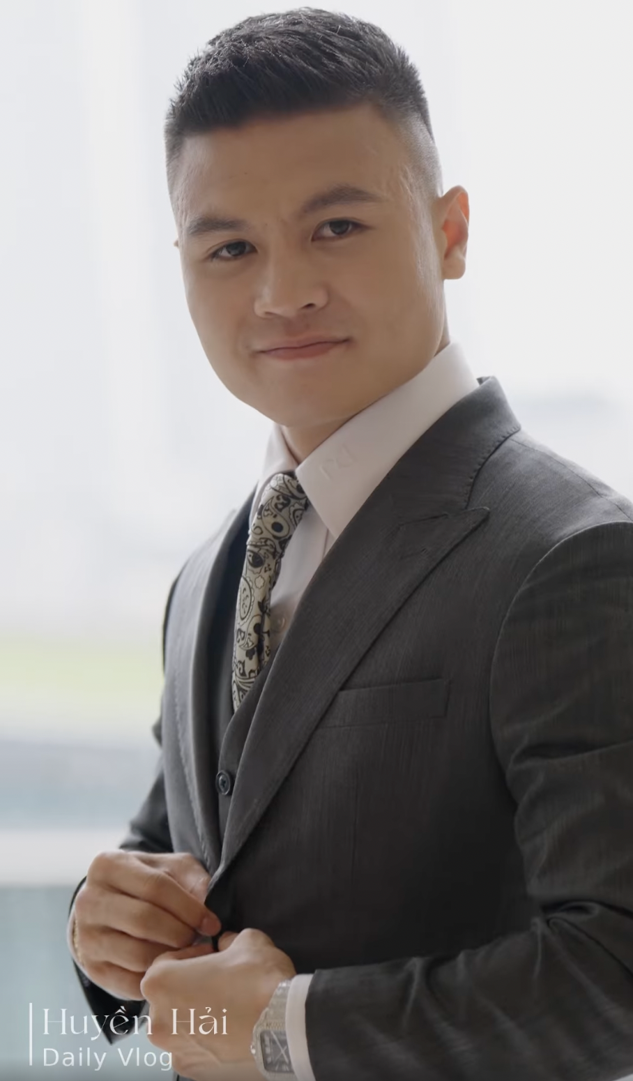 Quang Hải bảnh bao xuất hiện bên dàn phù rể và tạo hình của Chu Thanh Huyền trong tiệc thân mật chiều 6/4. Ảnh: Chu Thanh Huyền.