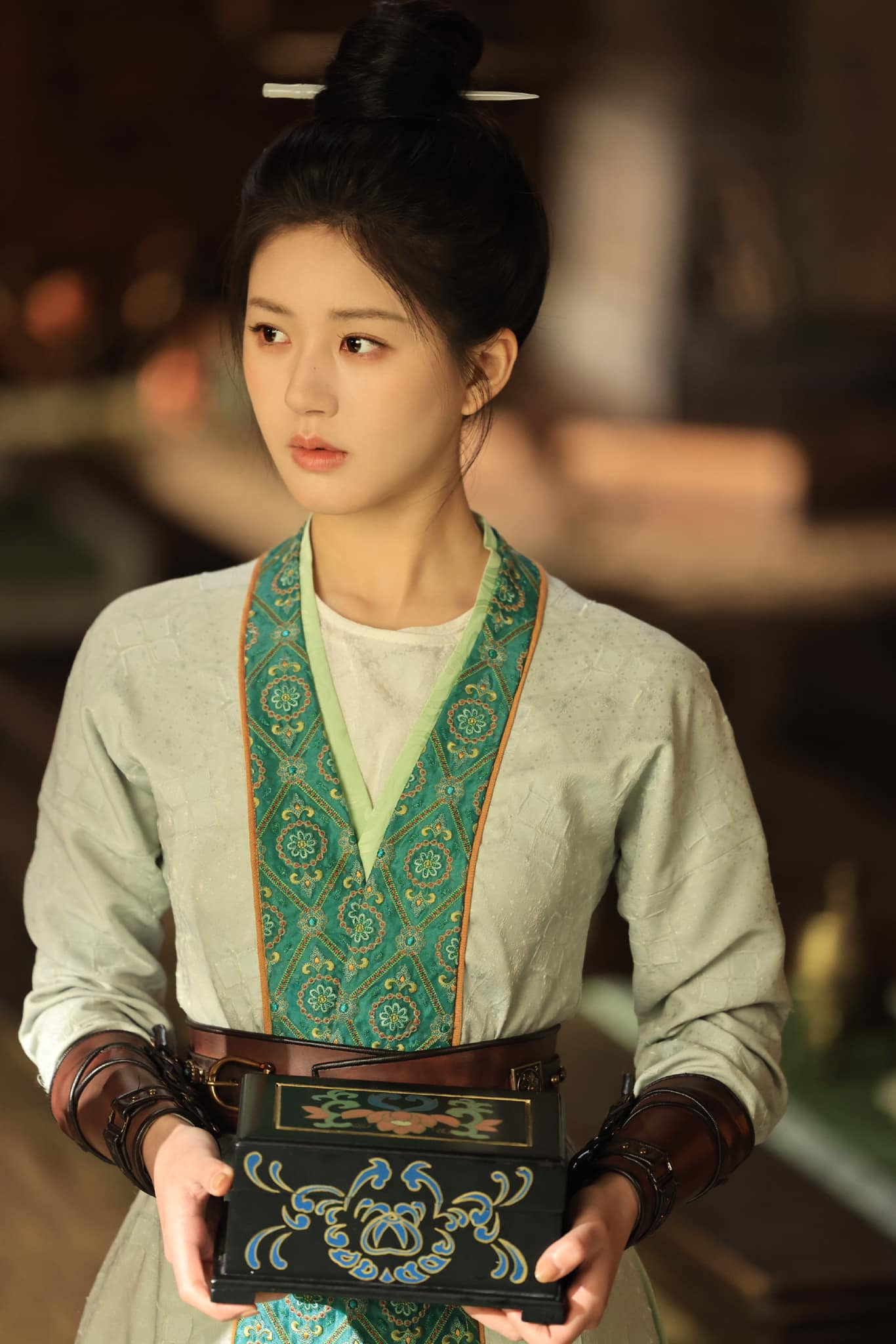 Vu Chính (trái) bức xúc chất vấn Triệu Lộ Tư.