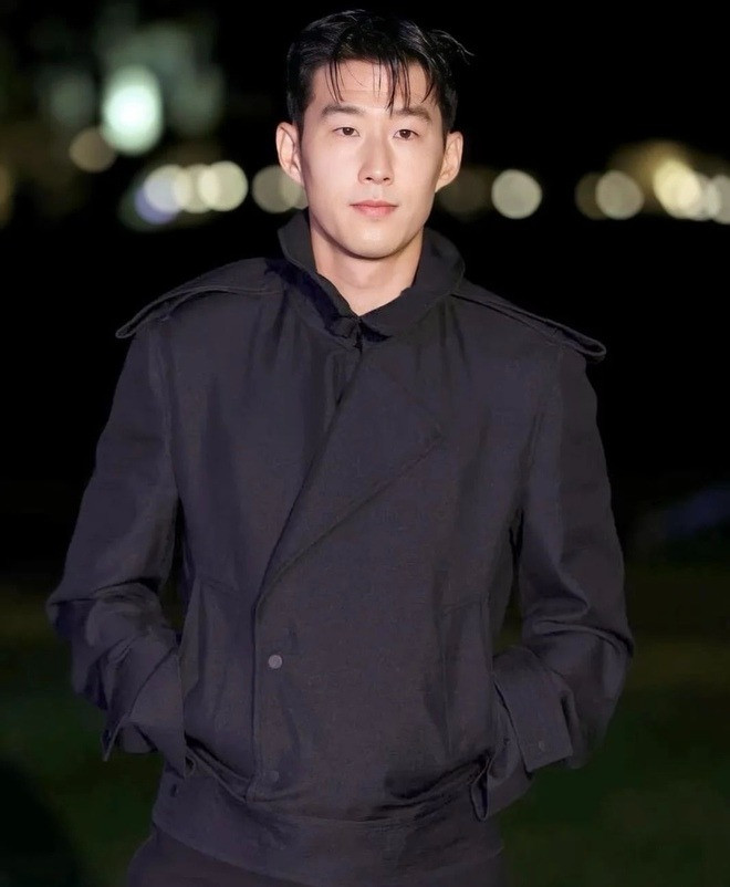 Ngày 20/2 (theo giờ Việt Nam), Son Heung Min xuất hiện tại tham dự show diễn của Burberry thuộc khuôn khổ Tuần lễ thời trang London (London Fashion Week) sau ồn ào với Lee Kang In. Ảnh: Getty. Ngày 20/2 (theo giờ Việt Nam), Son Heung Min xuất hiện tại tham dự show diễn của Burberry thuộc khuôn khổ Tuần lễ thời trang London (London Fashion Week) sau ồn ào với Lee Kang In. Ảnh: Getty.