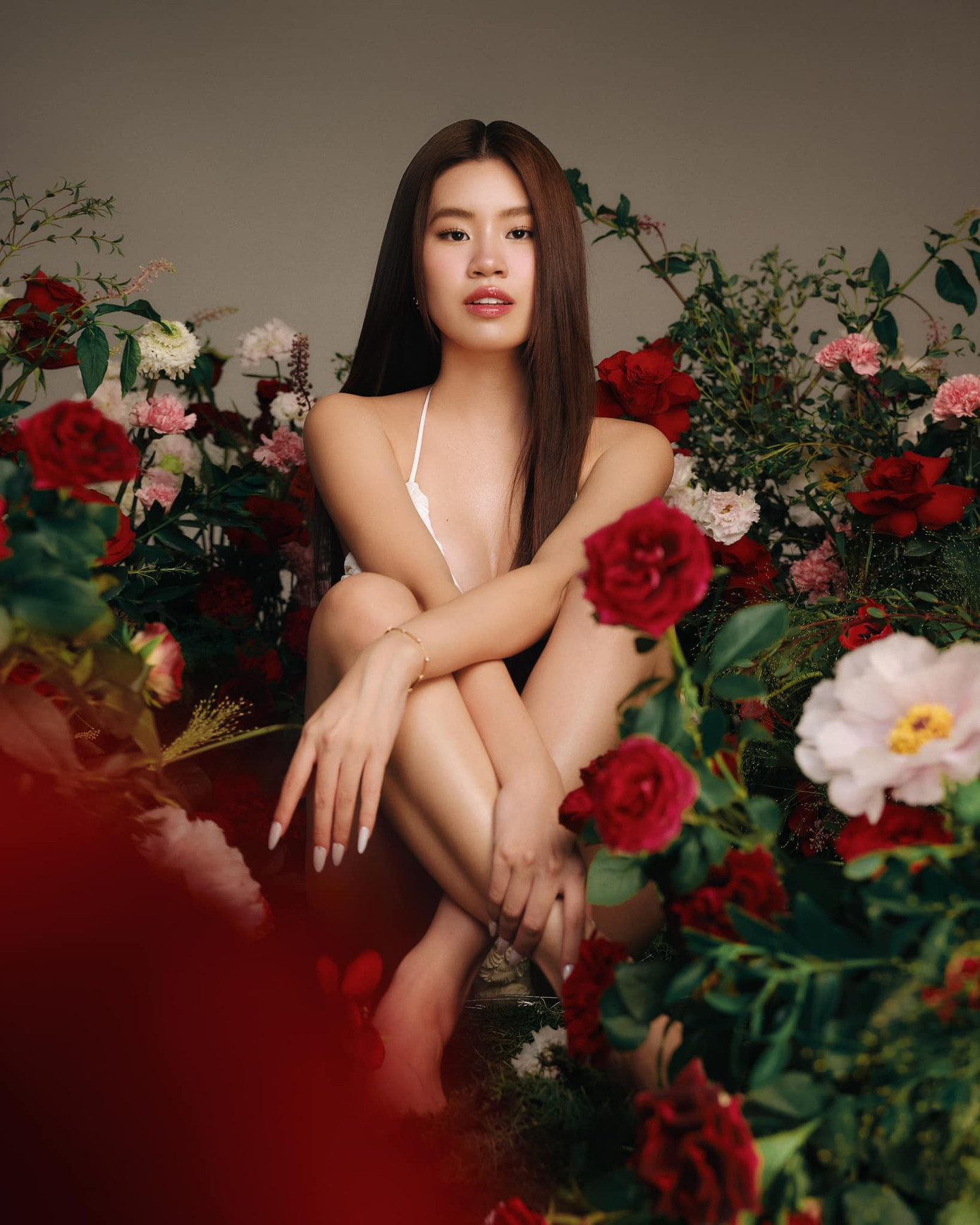 Pháo tên thật là Nguyễn Diệu Huyền, 21 tuổi, hiện là một trong những nữ rapper trẻ đình đám của showbiz Việt. Cô nổi tiếng hơn khi tham gia chương trình King of Rap với vị trí á quân. Hoạt động chưa lâu nhưng Pháo đã có ca khúc nổi tiếng quốc tế, phải kể đến bản hit Hai phút hơn. Ngoài ra, cô có nhiều nhạc phẩm “viral” khác như Kìa bóng dáng ai, Một ngày chẳng nắng, Không cần như thế, Sợ quá cơ…