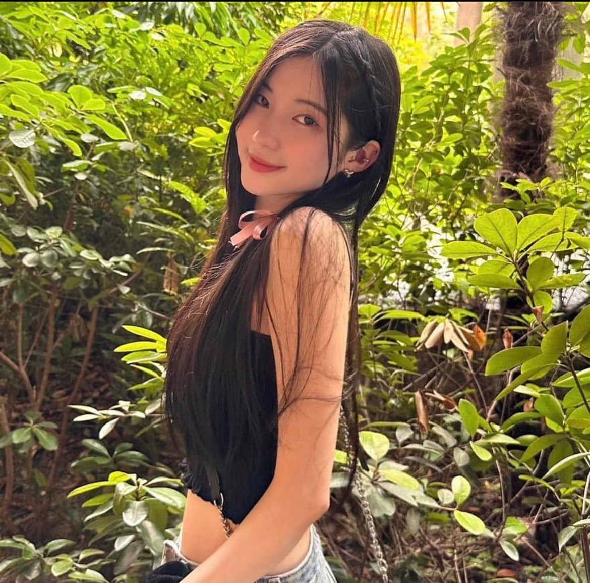 Cô gái được kỳ vọng đảm nhận vị trí rap chính của Baby Monster là Asa, sinh năm 2006, người Nhật Bản. Nữ thần tượng ghi điểm với kỹ năng và phong cách rap mạnh mẽ. Có nhiều thông tin Asa từng là thành viên thuộc ban nhạc kịch. Cô trở thành thực tập sinh của YG vào khoảng năm 2017-2018.