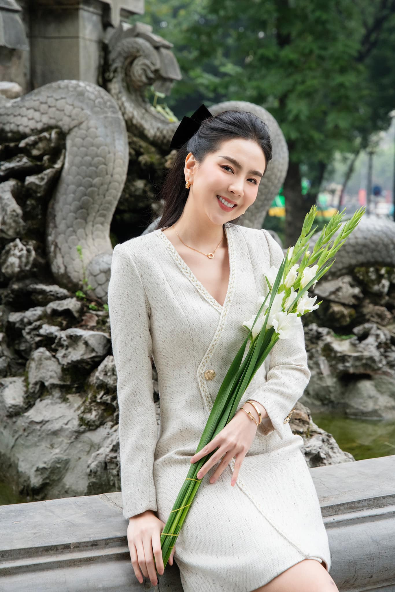 Nữ MC sinh năm 1990 nhận nhiều lời khen về ngoại hình. Vốn là hot girl đời đầu, cô là gương mặt thường xuyên lên trang bìa, chụp ảnh thời trang cho báo Hoa học trò, 2! Đẹp. Cựu sinh viên Học viện Học viện Báo chí và Tuyên truyền công tác tại VTV năm 2013, từng giành giải Á hậu cuộc thi Miss VTV 2015 qua ảnh, MC có nụ cười đẹp nhất, MC xinh đẹp nhất VTV…