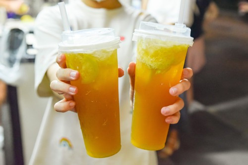 Trà chanh giã tay là thức uống hot-trend đang gây "sốt" trên mạng xã hội, được nhiều thực khách xếp hàng dài chờ mua (Ảnh: Kim Ngân)