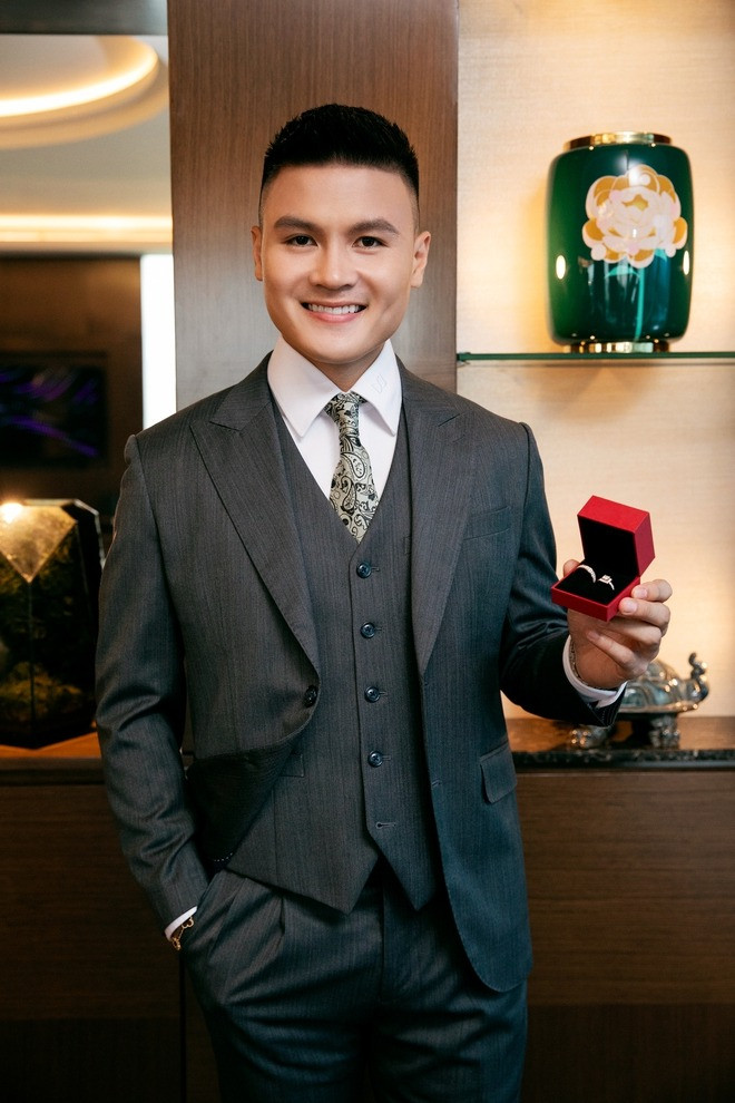 Đến lượt cô dâu Chu Thanh Huyền, cô chia sẻ đã chờ đợi giây phút này ba năm trời. Với cô, làm vợ Quang Hải là quyết định đúng đắn nhất cuộc đời.