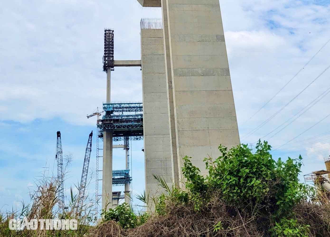 Hiện sản lượng đạt 80% nhưng cầu vẫn đang dừng thi công và chờ nhà thầu mới. Dự kiến hoàn thành cuối năm 2025.