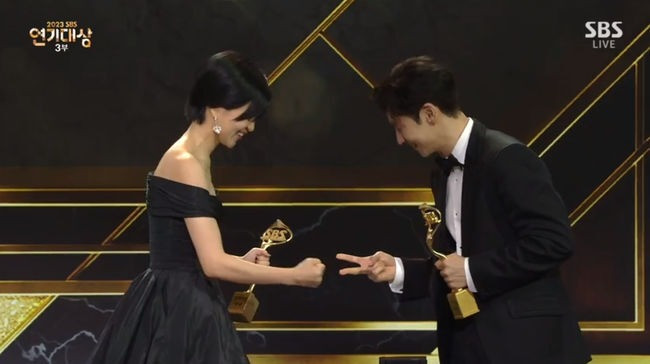 Kim Tae Ri (trái) và Lee Je Hoon giành Daesang.