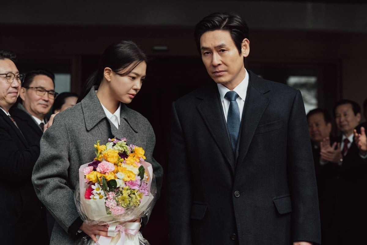 Hai nhân vật chính Kim Hee Ae và nam diễn viên Sul Kyung Gu. The Whirlwind là phim truyền hình đầu của Sul Kyung Gu sau 30 năm làm nghề. Hai nhân vật chính Kim Hee Ae và nam diễn viên Sul Kyung Gu. The Whirlwind là phim truyền hình đầu của Sul Kyung Gu sau 30 năm làm nghề.
